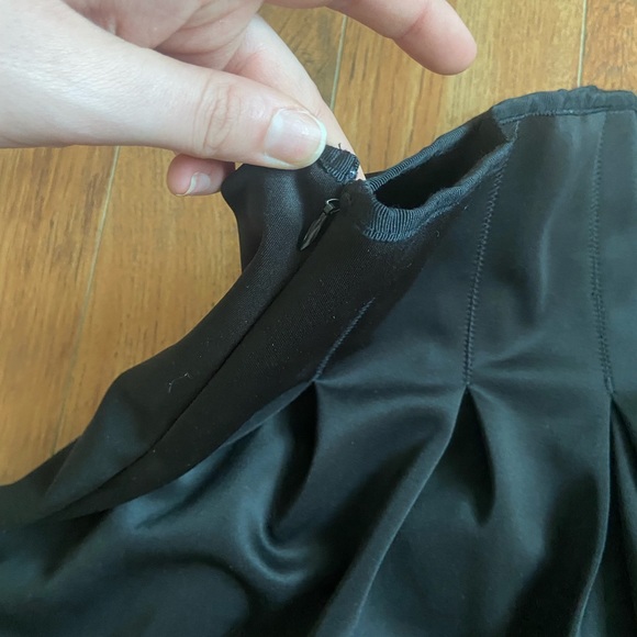 BCBG pleaded skirt - Picture 5 of 6